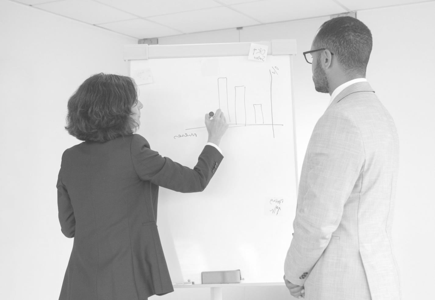 Profesionales trabajando en análisis presupuestario