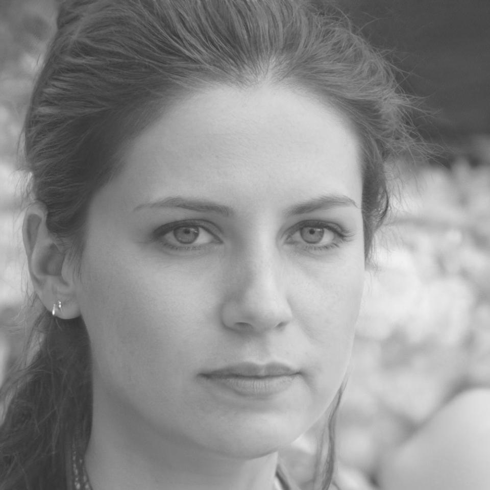 Retrato profesional de la directora académica Esperanza Vidal